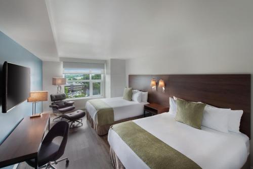 2 queen beds