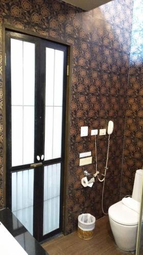 Bathroom, Tharaburi Resort Sukhothai in Sukhothai