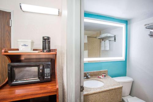 Howard Johnson by Wyndham Winter Haven FL in Winter Haven, USA