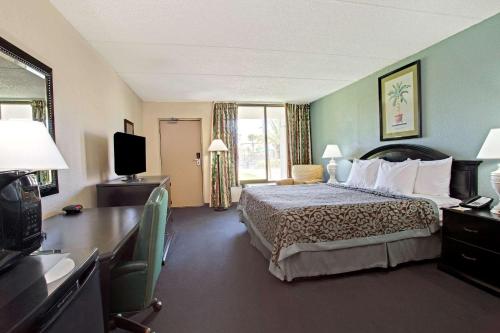 Days Inn by Wyndham Orlando Airport Florida Mall - image 3