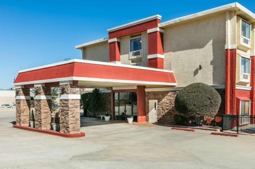 Ramada by Wyndham Oklahoma City Airport North in Oklahoma City, USA