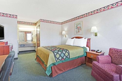 Super 8 by Wyndham Tucson Downtown Convention Center - image 8