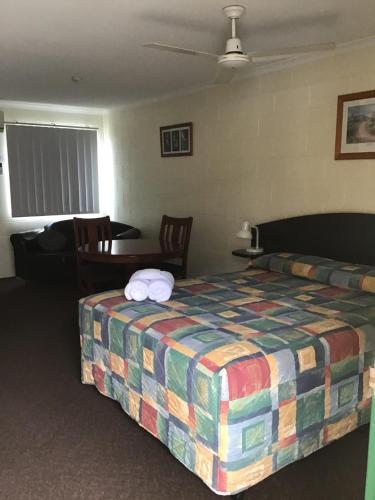 Harbour Lodge Motel Harbour Lodge Motel is conveniently located in the popular Gladstone area. The property features a wide range of facilities to make your stay a pleasant experience. Facilities like family room, BBQ fa