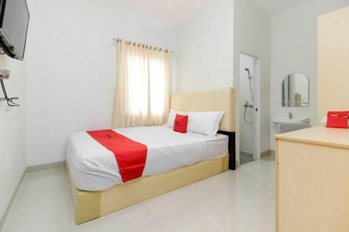 B&B Palembang - RedDoorz near Siloam Hospital Palembang - Bed and Breakfast Palembang