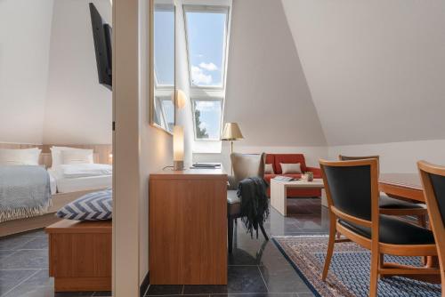 1 queen bed, 2 sofa beds