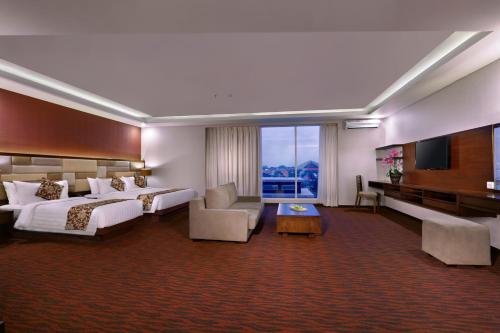 1 double bed, 1 twin bed