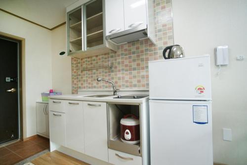 Olle House Stop at Olle House to discover the wonders of Jeju Island. The property has everything you need for a comfortable stay. Service-minded staff will welcome and guide you at Olle House. Air conditioning,