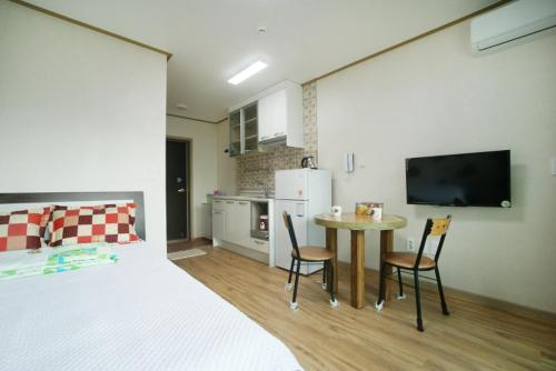 Olle House Stop at Olle House to discover the wonders of Jeju Island. The property has everything you need for a comfortable stay. Service-minded staff will welcome and guide you at Olle House. Air conditioning,