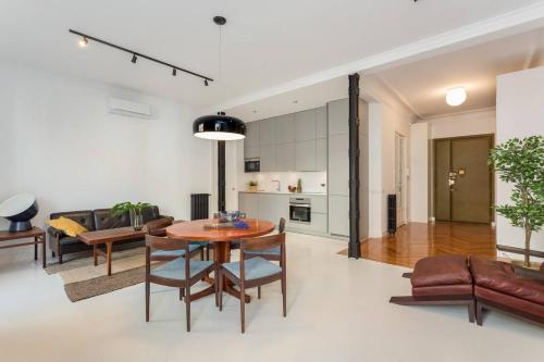 Luxury Silver Apartment just steps from Gran Vía by Batuecas, Madrid