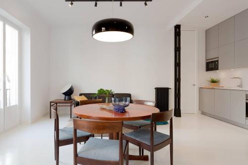 Luxury Silver Apartment just steps from Gran Vía by Batuecas, Madrid (fotografie 2)