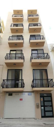 Seashells Penthouse with sunny terrace with stunning sea views in Bugibba - by Getawaysmalta - image 7