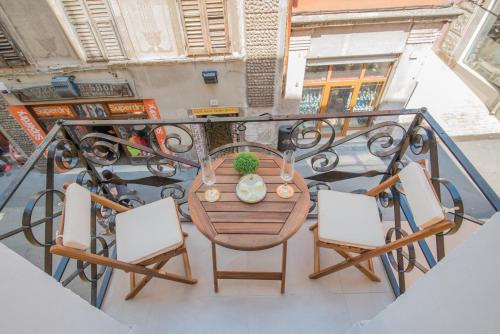 Leona Deluxe Apartments