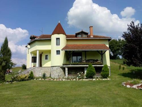Holiday Home Rodjak sa sela Holiday Home Rodjak sa sela