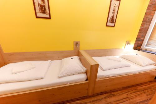 2 twin beds