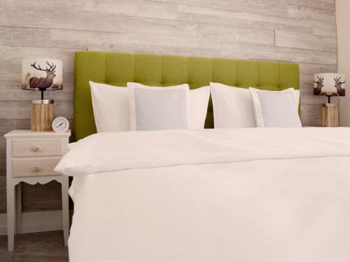 1 king bed, 1 sofa bed