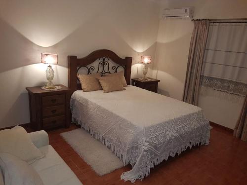 3 queen beds, 2 twin beds