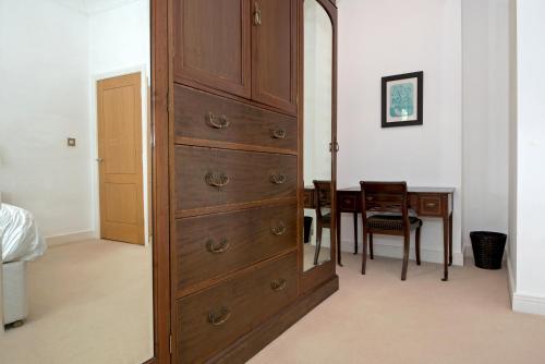 Apartment 4 The Grove - image 3