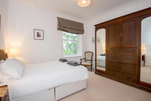 Apartment 4 The Grove - image 2