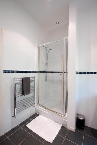 Apartment 4 The Grove - image 14