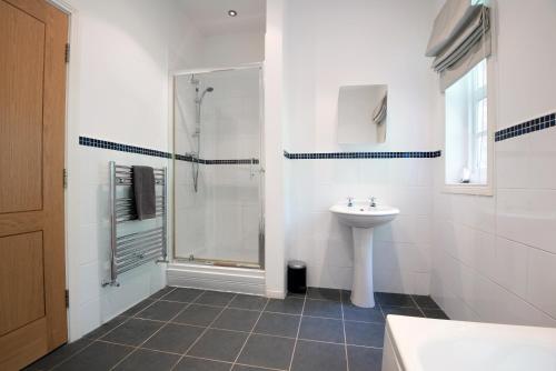 Apartment 4 The Grove - image 2