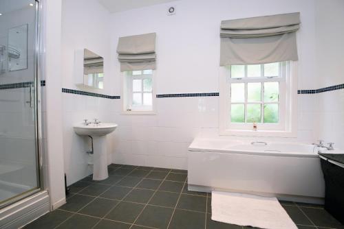 Apartment 4 The Grove - image 9
