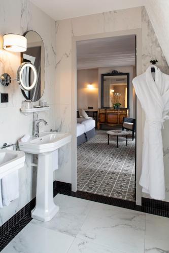 Bathroom, Hotel Lenox Montparnasse in 14th - Tour Montparnasse