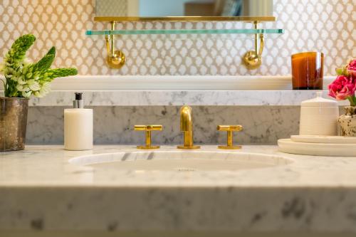 Hotel 850 SVB West Hollywood at Beverly Hills - image 2