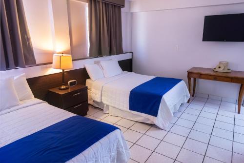 Full Moon Hotel & Restaurant