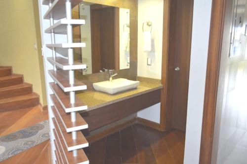 Quito Airport Suites Hotel