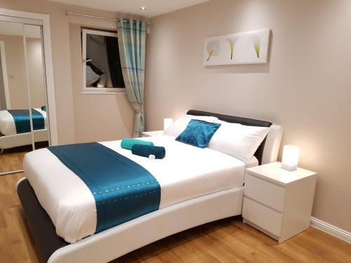 Glasgow's City Centre Refined 3 bedroom apartment - Apartment - Glasgow