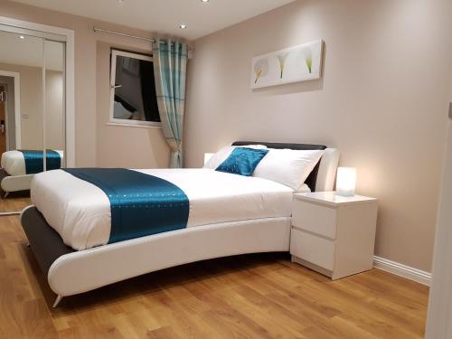 Glasgow's City Centre Refined 3 bedroom apartment - Apartment - Glasgow