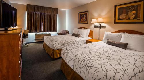 Queen Room with Two Queen Beds - Pet Friendly