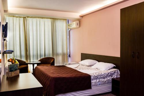 1 queen bed