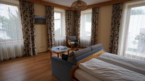 1 queen bed, 2 sofa beds