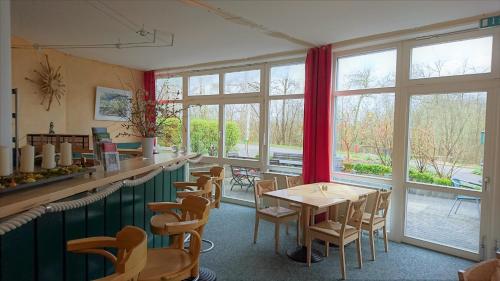 Muritzparadies - Feriendorf Alte Fahrt 3.0km von Boeker Straße entfernt