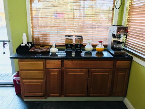 Makanan dan Minuman, Americas Best Value Inn Visalia in Visalia (CA)