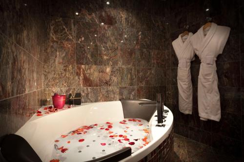 Aigle Noir Hôtel - image 5