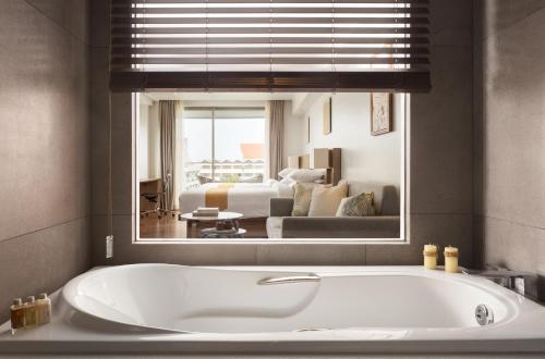 room detail thumbnail 2