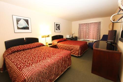 2 queen beds, 1 sofa bed