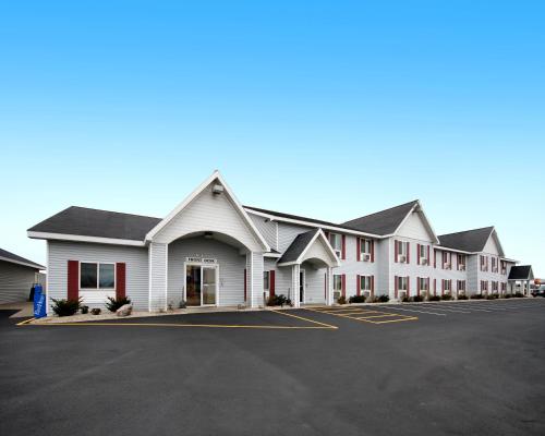 Baymont by Wyndham Marinette - main image