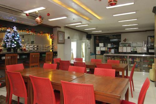 Restaurant, Honey Hunt House near Magellan's Cross