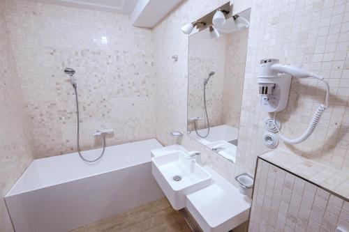Superior Double Room image 9