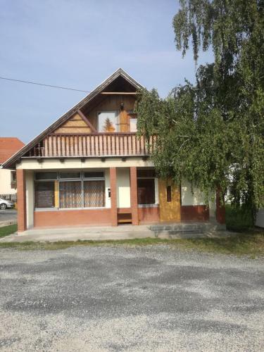  Sári Apartman, Unterkunft in Balatonfůzfő