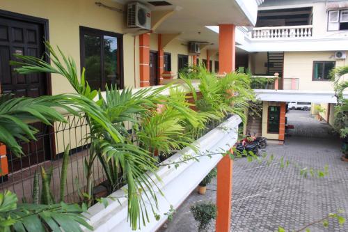 Hotel Ronggolawe Hotel Ronggolawe is conveniently located in the popular Cepu area. Offering a variety of facilities and services, the property provides all you need for a good nights sleep. 24-hour front desk, car p