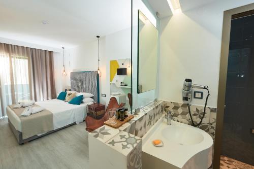 Blue Bottle Boutique Hotel Set in a prime location of Thessaloniki, Blue Bottle Boutique Hotel puts everything the city has to offer just outside your doorstep. The property offers a wide range of amenities and perks to ensure 