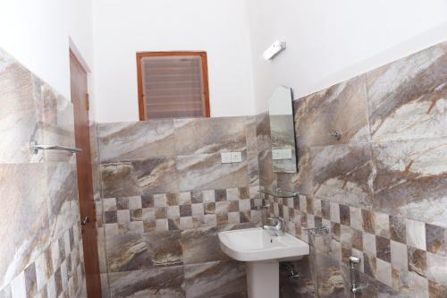 Standard Double Room image 8