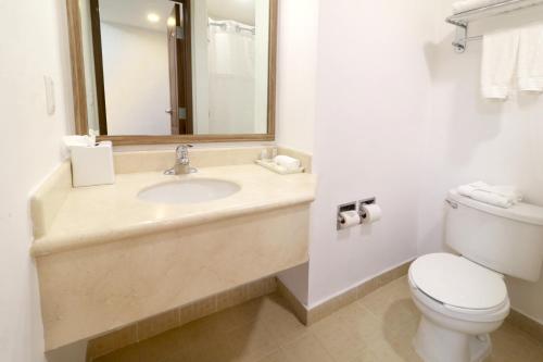 Wyndham Garden Monterrey Valle Real Room Type - Junior King One-Bedroom Suite - Non-Smoking