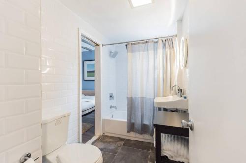 Chic One Bedroom With Vaulted Ceilings In Philadelphia Pa