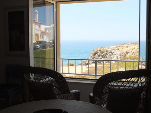  LAJINHA MAR-BEACH APARTMENT-Zambujeira Mar, Pension in Zambujeira do Mar