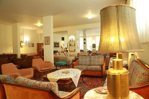 Sala de estar / sala de TV, Merry Land Hotel in Barr Ilycs